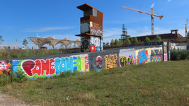850597 Gezicht op een bouwconstructie met daarop een ontluchtingskoker, vol graffitikunstwerken op de jongerenplek Teen ...